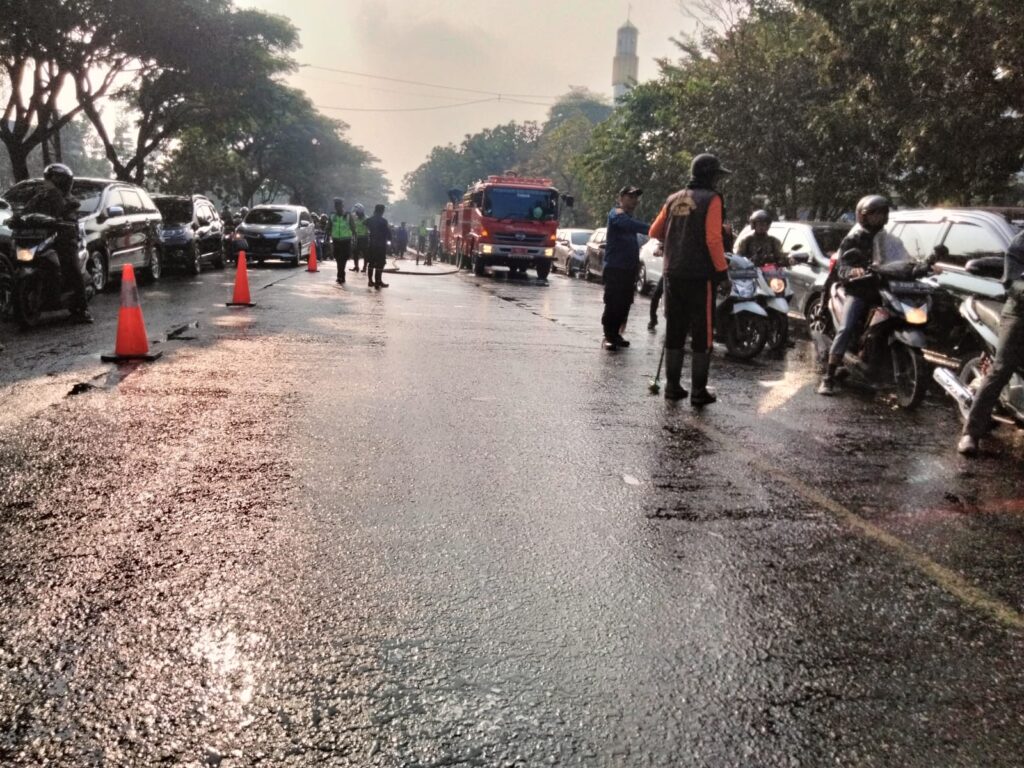 Ada Tumpahan Oli di Persimpangan Soekarno Hatta Bandung, Polisi Perkirakan Berasal dari Mobil Truk
