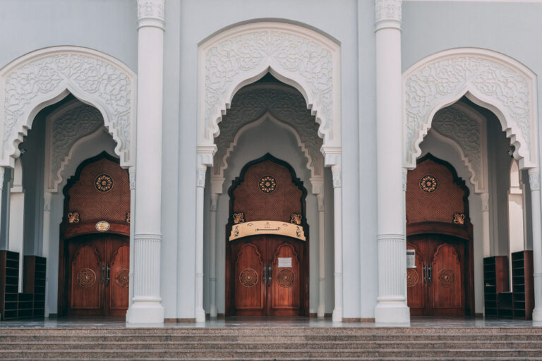 Cocok Buat Belajar Si Kecil, Ini Amalan Doa Masuk dan Keluar Masjid Lengkap dengan Tulisan Arab, Latin, dan Terjemahan Bahasa Indonesia