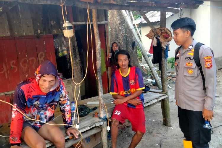Kapal Penangkap Ikan Karam Diterjang Ombak, Dua Nelayan Berhasil Dievakuasi di Laut Selatan Garut