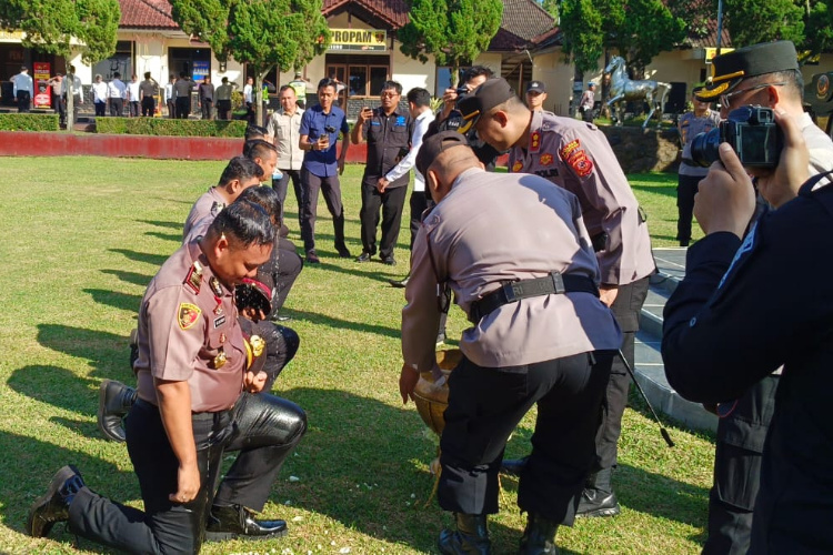 28 Anggota Polres Kuningan Diganjar Naik Pangkat, Kapolres Ingatkan Modus Kejahatan Terus Berkembang
