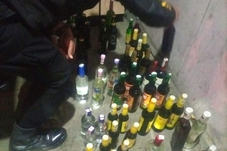 Ratusan Botol Miras Berikut Penjualnya Diamankan Polres Garut