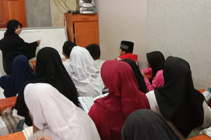 Madrasah Diniyah Takmiliyah Awaliyah Al Fakih Mendidik Anak Beralaskan Tikar Seadanya