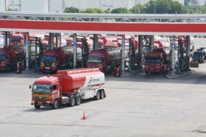 Armada Pertamina distribusikan BBM ke berbagai wilayah.