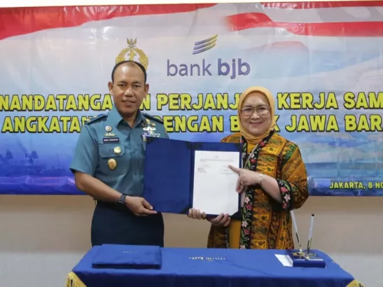 Kadiskual Laksamana Pertama TNI Imam Subarkah dan Direktur Konsumer dan Ritel bank bjb Suartini saat menunjukan Perjanjian Kerja Sama (PKS) pada Rabu, 8 November 2023.(Istimewa)