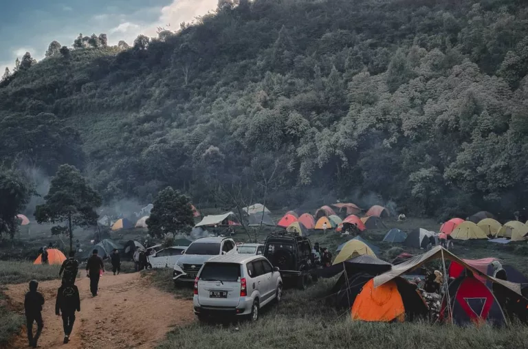 rekomendasi-wisata-camping-Bandung-768x508