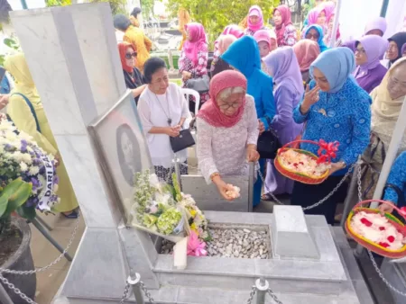 Ziarah Makam Memperingati 139 Tahun Lahirnya Raden Dewi Sartika ziarah-makam-harlah-ke-139-raden-dewi-sartika