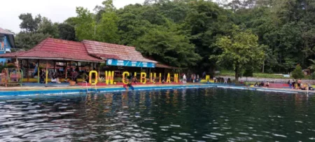 Wisatawan Berenang Bersama Ikan Dewa di Wisata Legenda Cibulan Kuningan Berenang Bersama Ikan Dewa