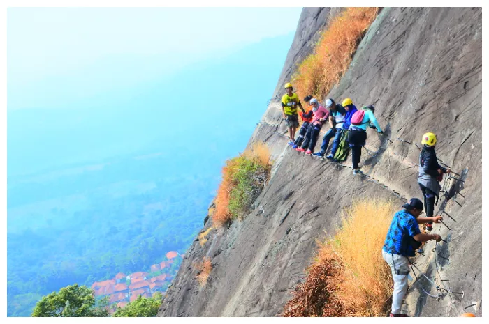 Uji Adrenalin di Gunung Parang, Gunung Batu Andesit Tertinggi di Indonesia