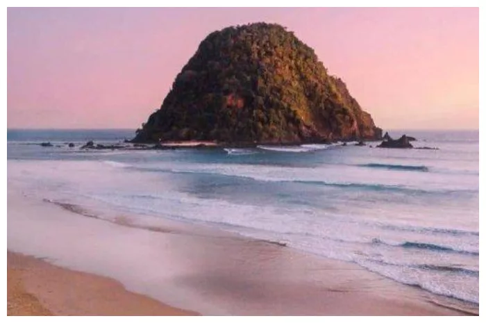Pantai Pulau Merah, Sajikan Pesona Indah dengan Pasir Putih yang Bersih