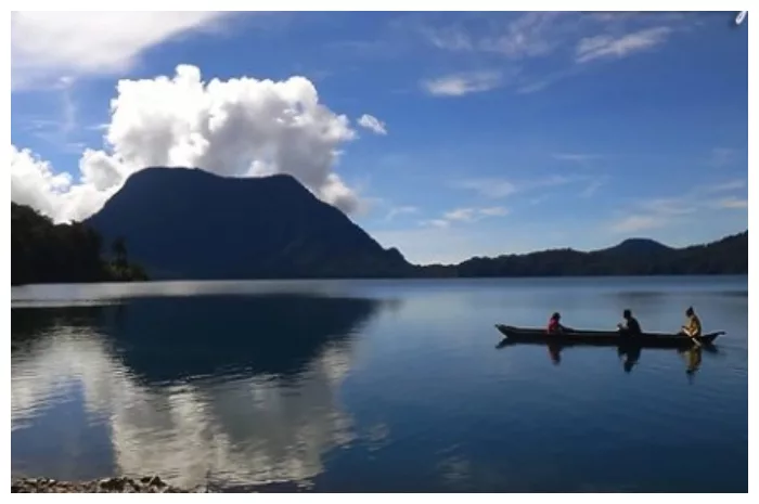Keindahan Menawan dan Misterius di Danau Gunung Tujuh