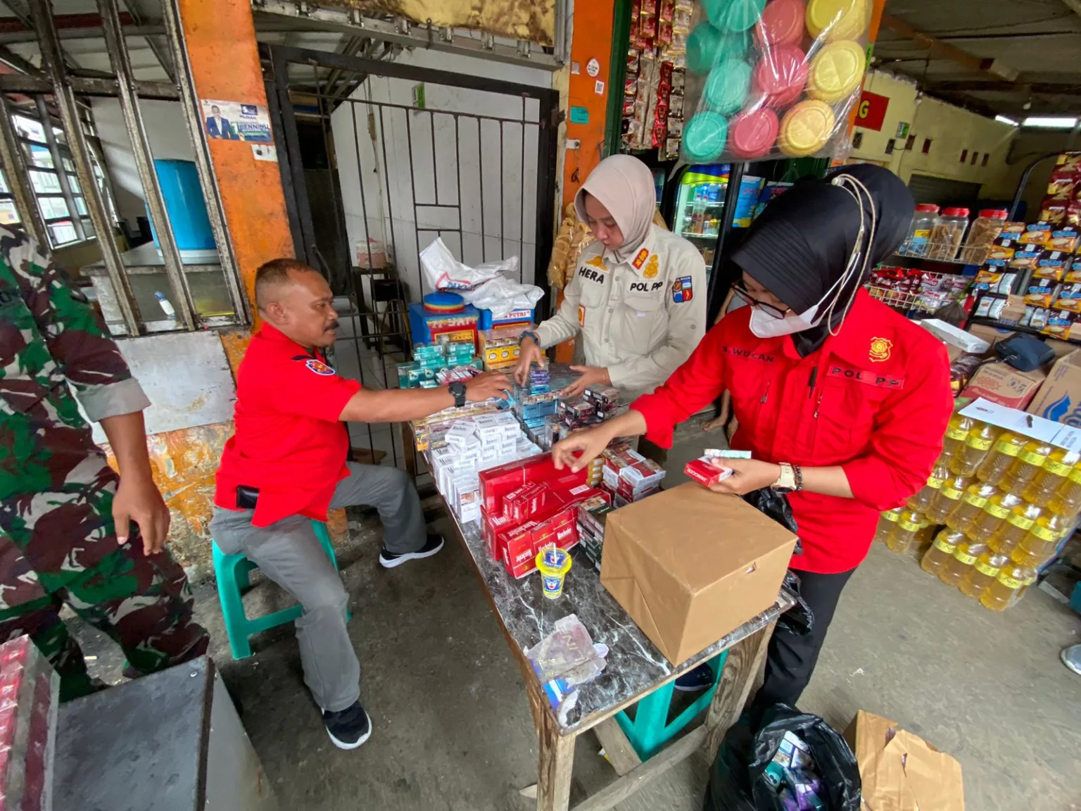 petugas sita rokok ilegal