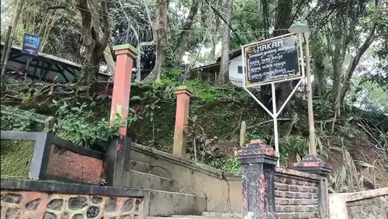 makam keramat nangtung sumedang
