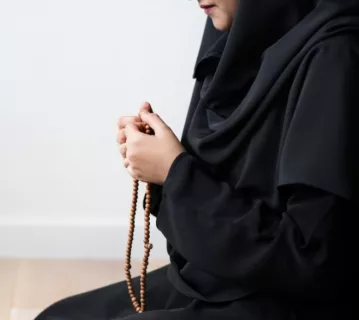 Tata Cara dan Niat Sholat Tasbih, Bahasa Arab, Latin, dan Terjemahan Indonesia