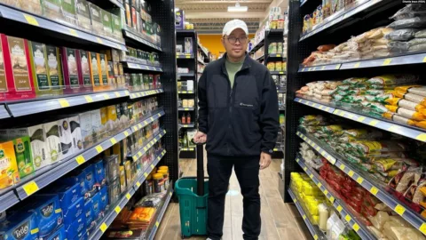 Halim Khoiri, mahasiswa Indonesia di Washington, D.C. tengah berbelanja di supermarket Halal Depot di negara bagian Virginia