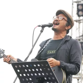 SOSOK Ade Paloh Vokalis Band Sore yang Ternyata Juga Caleg DPRD