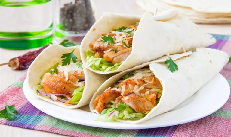 sandwich ayam goreng dengan sayuran dan keju