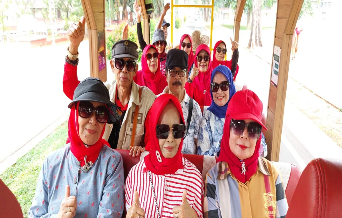 Wisata Keliling Indonesia Naik Mobil Gratis di TMII, Hati-Hati Jangan Salah Rute! wisaawan di TMII