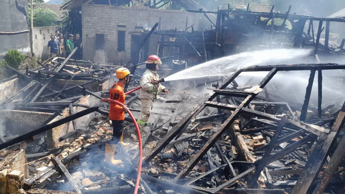 rumah hangus terbakar