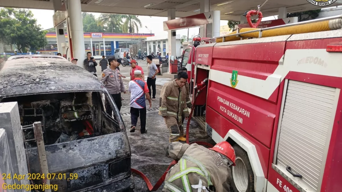 angkot ludes terbakar