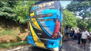 Kemacetan di Jalan Raya Cisurupan Akibat Tabrakan Dua Kendaraan