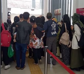 TURUN DARI KERETA
