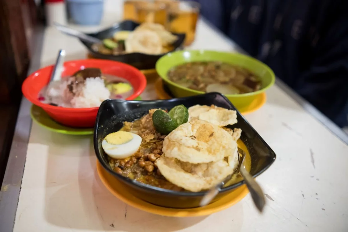 lontong kari kebon karet kota bandung yang legendaris