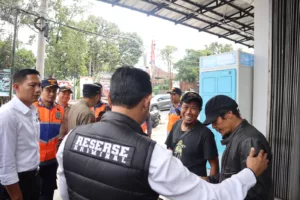 Ilustrasi Polisi Menertibkan Preman