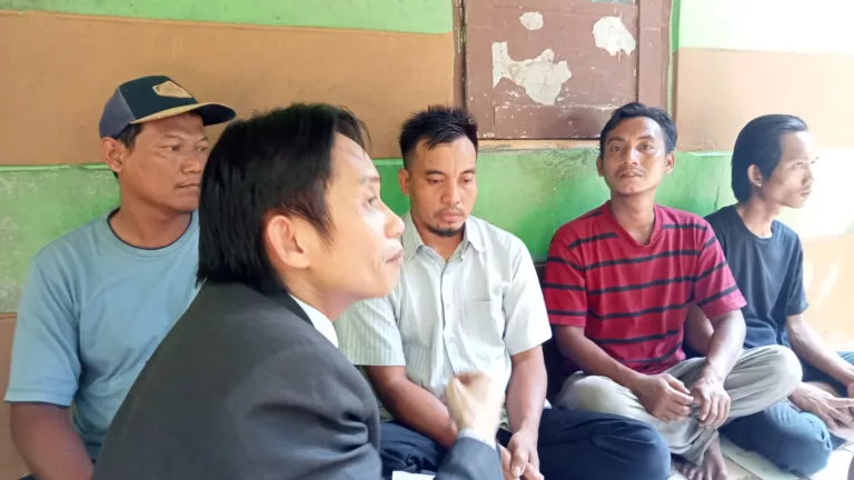 Suharsono alias Bondol (pakai topi) bersama rekan kerja Pegi Setiawan dan kuasa hukum mereka. (Foto: Charles)