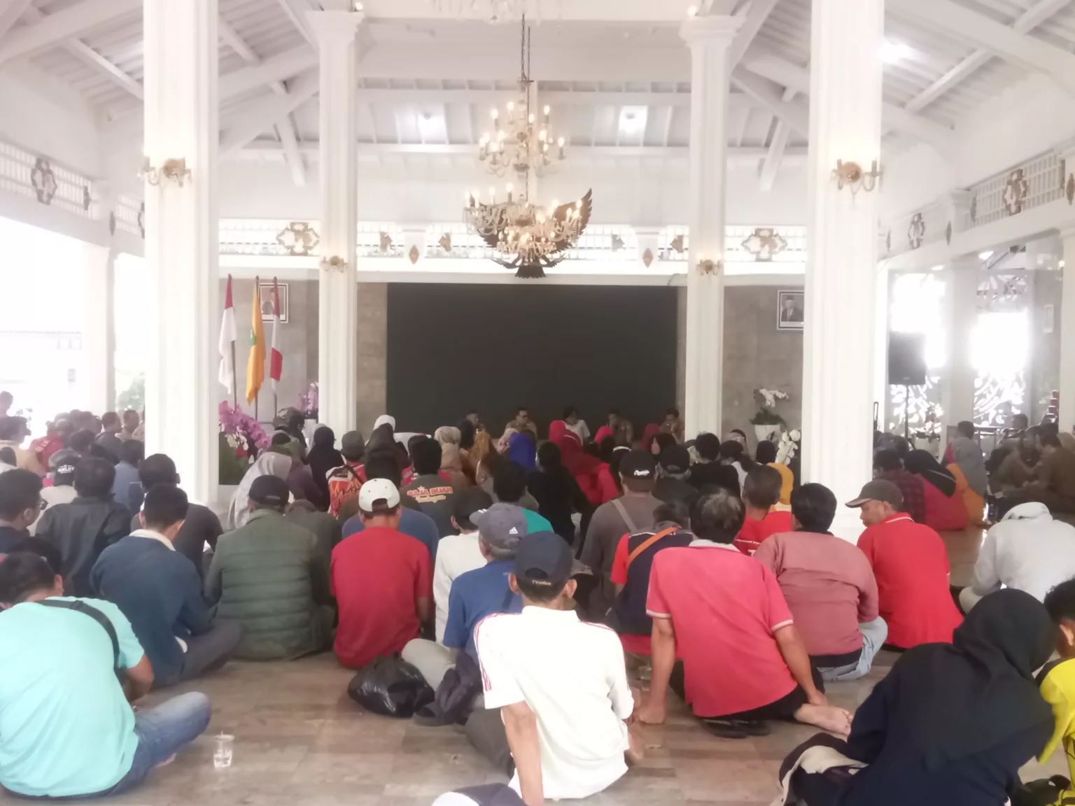 ratusan PKL Kuningan mendatangi Pemda
