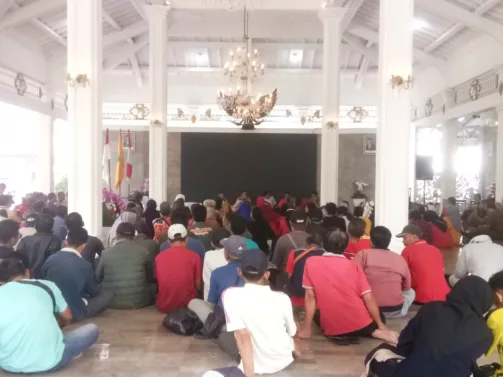 ratusan PKL Kuningan mendatangi Pemda