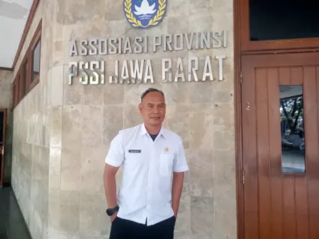 Prediksi Persib Bandung vs Persebaya: Ajang Pembuktian Maung Bandung di GBLA Legenda Persib Bandung Sujana