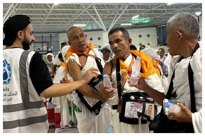 Di Jeddah, Lembaga Wakaf King abdul Aziz Bagikan Air Zam-Zam pada Jemaah Haji Indonesia