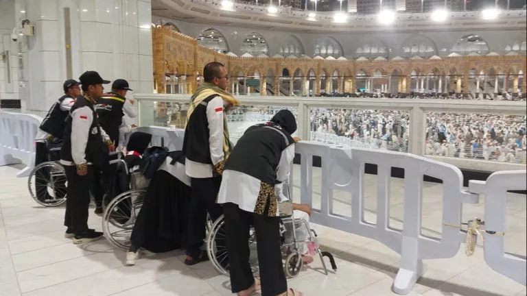 PPIH Fasilitasi Jemaah yang Sakit untuk Berdoa di Depan Ka’bah