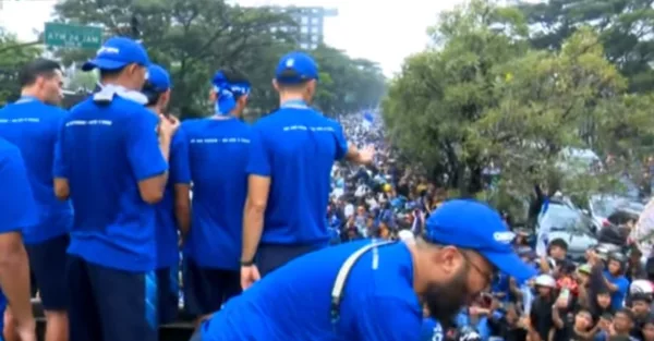 Konvoi Juara Meriah Digelar dengan Bus Bandros