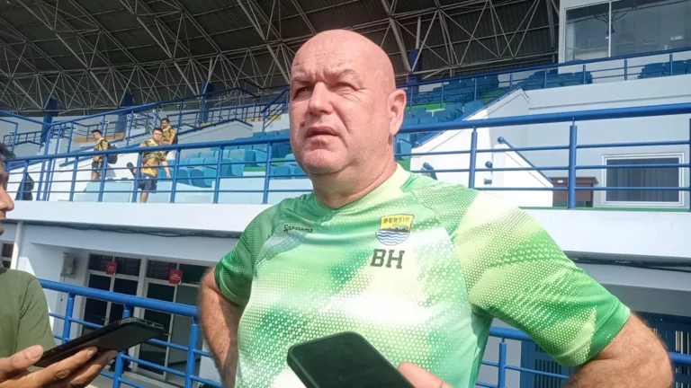 Pemulangan Tyronne del Pino Ke Persib Terkendala KITAS Pelatih Persib Bandung Bojan Hodak