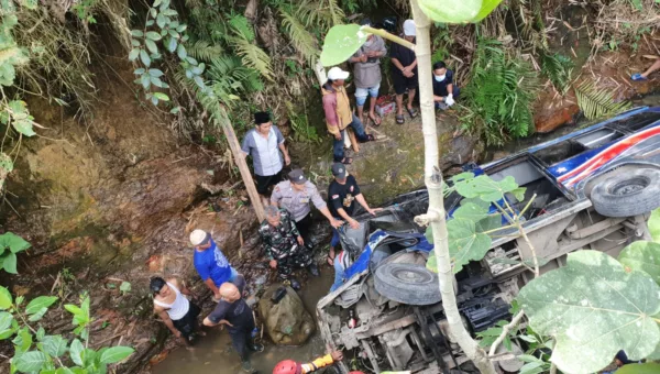 Laka lantas Microbus Elf Masuk Jurang di Singajaya Garut, 3 Orang Alami Luka Berat Polisi dan warga sedang melakukan evakuasi bis elf yang masuk ke jurang sedalam 6 meter
