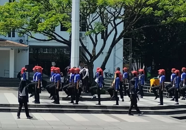 Paskibraka Kota Bandung Fokus Melakukan Latihan Pengibaran Bendera Merah Putih