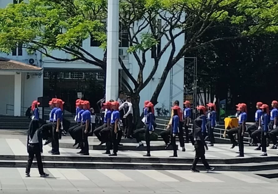 Paskibraka Kota Bandung Fokus Melakukan Latihan Pengibaran Bendera Merah Putih