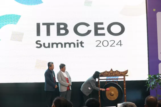 ITB CEO Summit 2024, Pertemukan Pengusaha dengan Peneliti rektor ITB membuka acara ITB CEO Summit 2024
