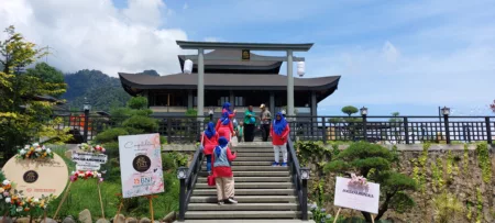 Kunjungan Wisatawan Melampaui Target Dongkrak PAD Joglo Arunika di kawasan Palutungan Desa Cisantana, Kuningan, miliki magnet bagi wisatawan.( Wawan Jr-koranmandala)