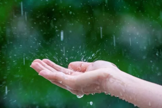 Ilustrasi Perkiraan Cuaca Hujan Ringan di Kota Bandung