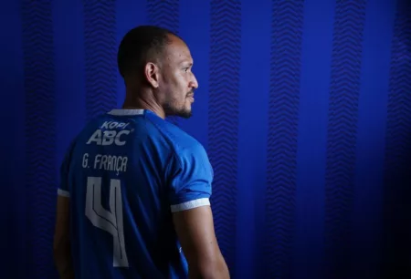 Sering Kebobolan Melalui Set Piece, Begini Kata Bek Persib Gustavo-de-Franca