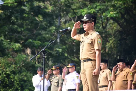 Bupati Bandung Ajak ASN Jaga Netralitas di Pilkada Serentak 2024 Bupati Bandung Dadang Supriatna Memimpin Apel
