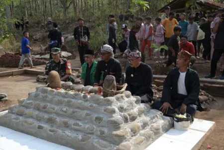 Warga Kuningan Rayakan Tradisi Hajat Bumi, Bentuk Pelestarian Budaya Lokal Ziarah kubur ke makam Buyut Ratu Galuh Pakuan dan Buyut Suramanggala dalam rangka perayaan tradisi hajat bumi