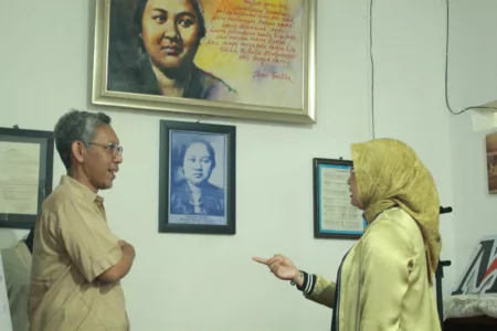 Yena Ma’soem Berbagi Spirit Dewi Sartika Saat Kunjungi Kantor KoranMandala Kunjungan Yena Masoem ke KoranMandala