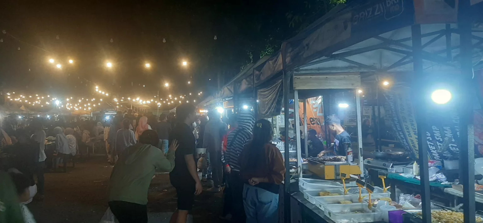 GARUT PUNYA TEMPAT KULINERAN MIRIP LENGKONG!! Wisata Malam Penuh Kenikmatan - LAPANG KERKOF (dokumen pribadi)