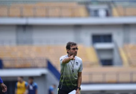 Persib Bandung Gugat Milla. Ini Kronologinya (IG@luismillacoach)