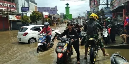 Banjir Dayeuhkolot Kembali Lumpuhkan Aktivitas Warga Prajurit TNI Terpaksa "Nyeker" Saat Hendak Menerabas Genangan Air di Dayeuhkolot