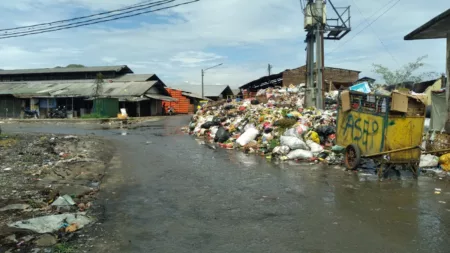 Kemacetan, Bau Busuk dan Sampah: Potret Buram Pasar Baleendah Tumpukan Sampah di Pasar Baleendah Kabupaten Bandung