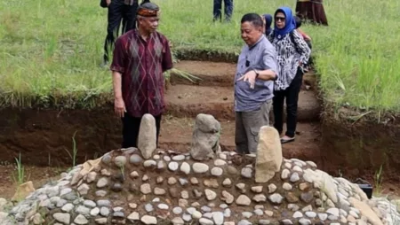 Penemuan Punden Berundak di Parigi Tasikmalaya: Artefak Penting Budaya Sunda Kuno Prof. Agus Aris Munandar Menjelaskan Prihal Temuan Punden Berundak Kepada Anton Charliyan dan Peneliti Lain